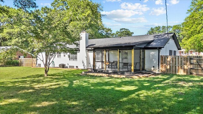 Building Photo - 103 Poinsettia Dr