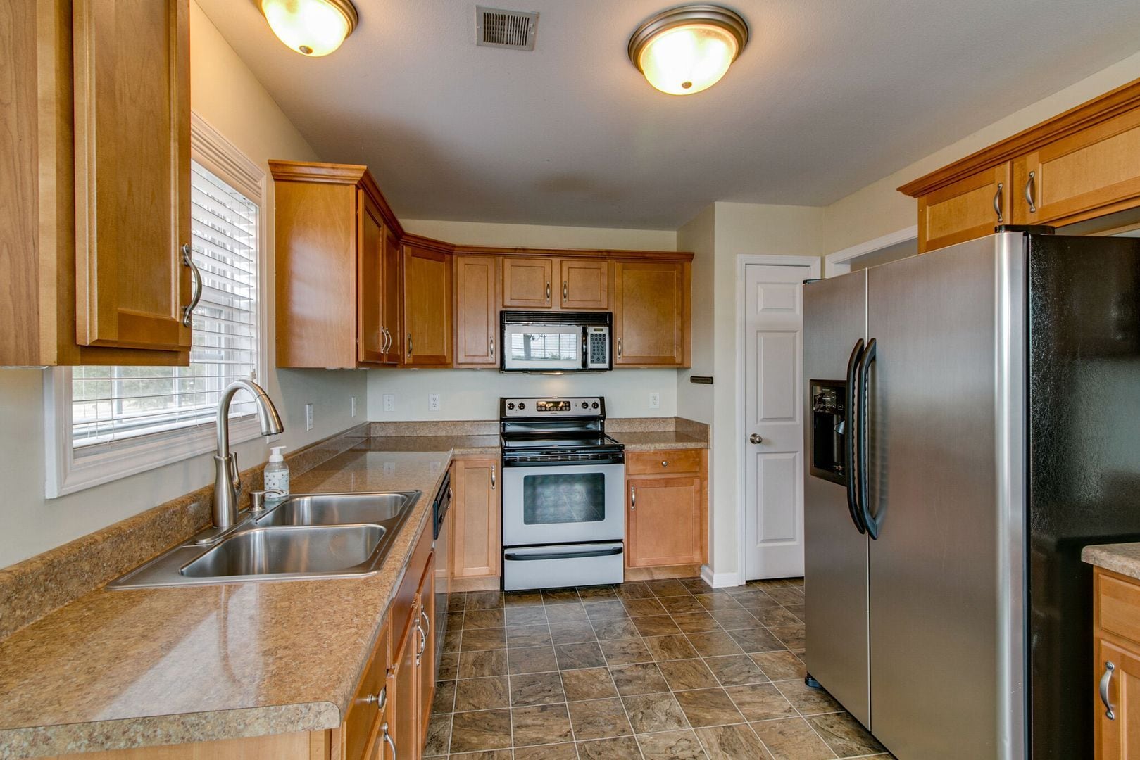 Building Photo - 988 Chardea Ct
