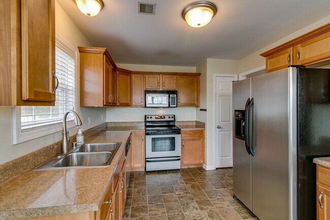 Building Photo - 988 Chardea Ct