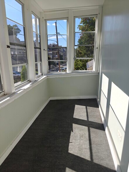 Sun Porch - 33 Hawthorne St