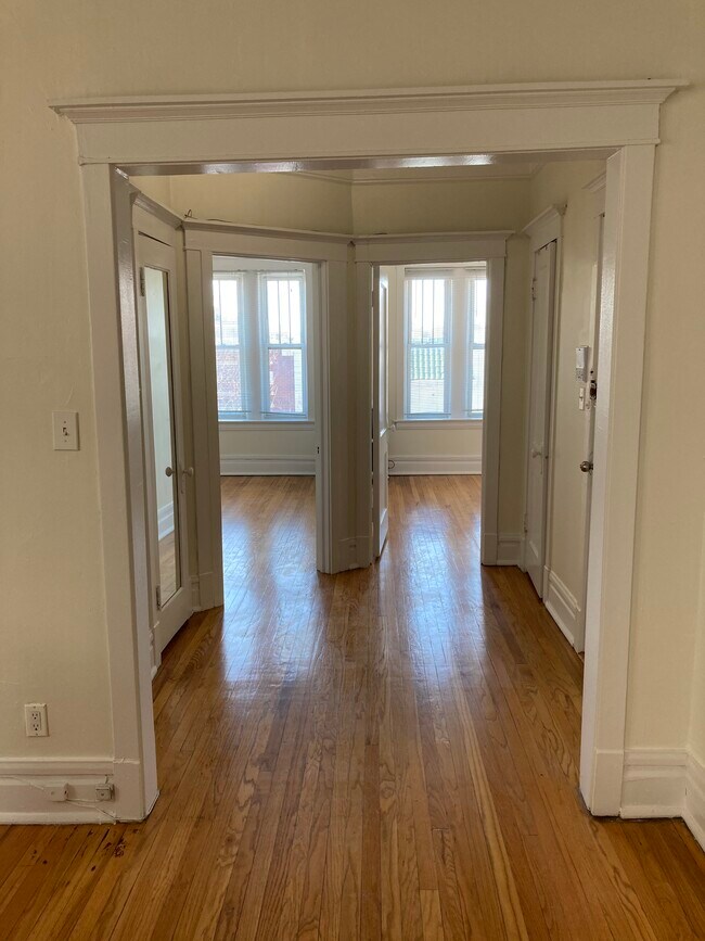 Building Photo - 4719 N Lincoln Ave