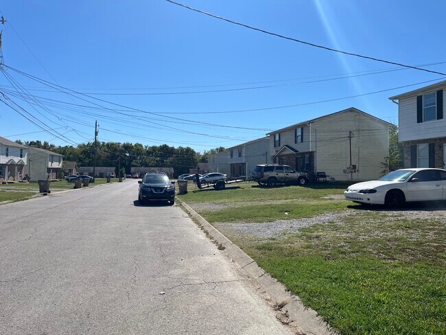 Building Photo - 3617 Willow Creek Ct