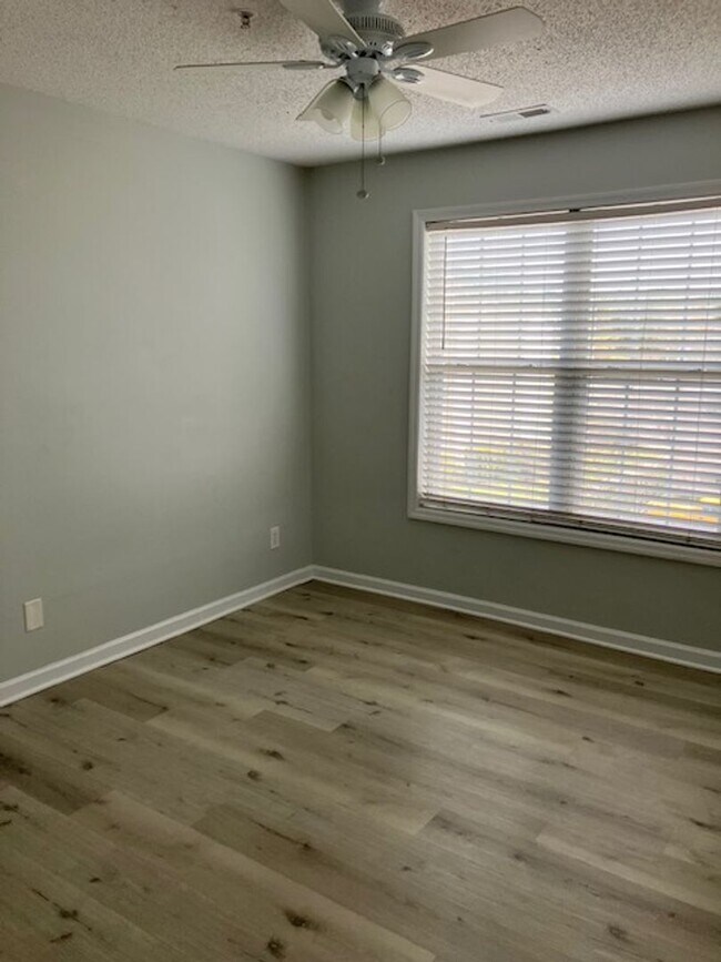 Building Photo - 719-I