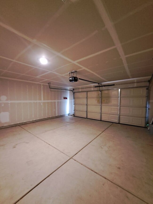 Building Photo - Beautiful 4 Bedroom Home in Madera, Ca!