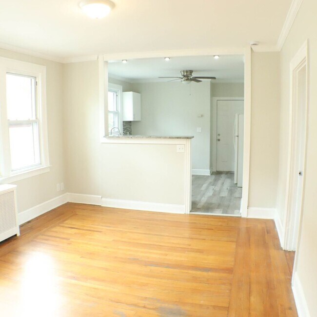 Building Photo - 312 Huntington St