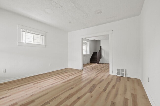 Building Photo - 822 N Bradley Ave