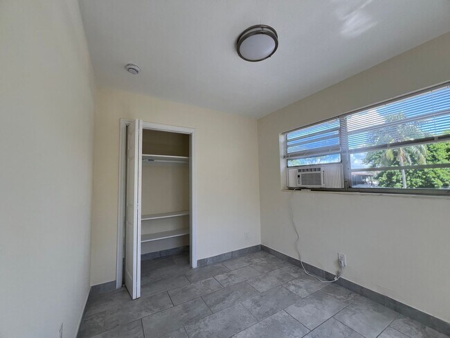 Building Photo - Beautifully updated Two Bedroom PLUS Den/O...