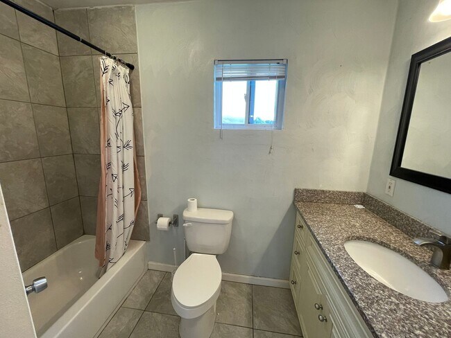 Building Photo - Charming 5-Bedroom Home with Fenced Yard i...