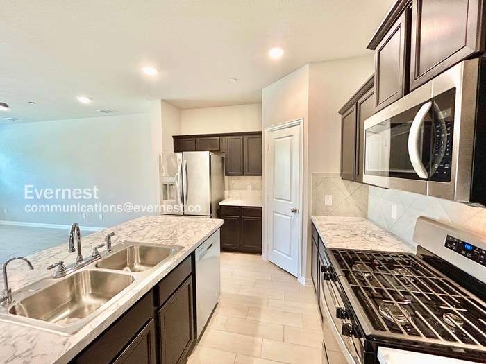 Building Photo - 3030 Willow Wood Ct