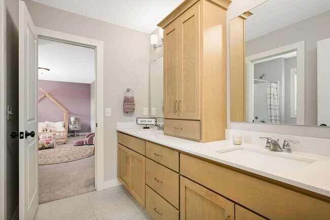 Building Photo - Absolutely stunning woodbury property for lease!