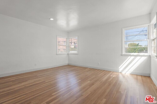 Building Photo - 4411 Victoria Park Dr