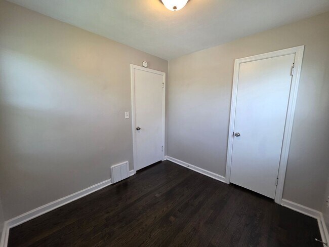 Building Photo - 2 Bed Duplex Near Downtown Liberty & William Jewell!