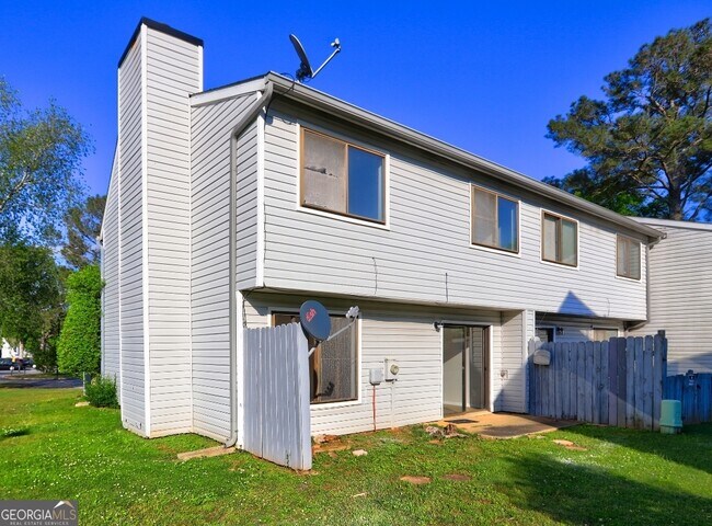 Building Photo - 288 Country Club Dr