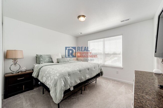 Building Photo - 960 S De Gaulle Ct