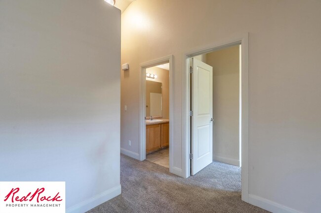 Building Photo - Pet Friendly 2 Bedroom 2 Bathroom Condo.