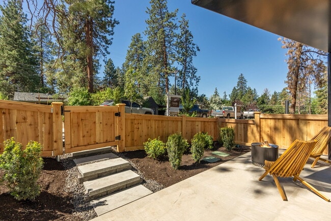 Building Photo - 950 NE Norton Ave