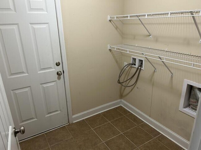 Building Photo - 3 Bed / 2 Bath Rental House in Hampton Cove
