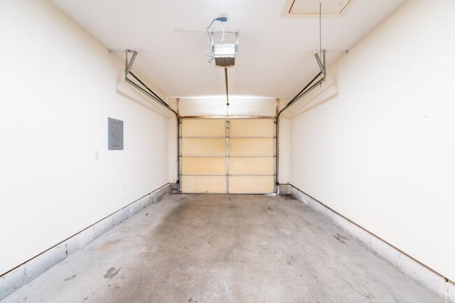 Building Photo - 334 Hawthorne Oaks Way