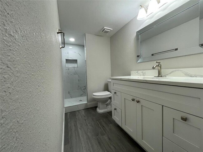 Building Photo - 211 Pine Ct