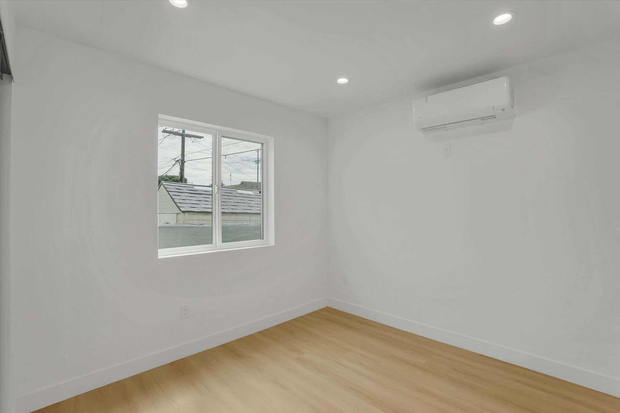 Building Photo - 2116 E 2nd St