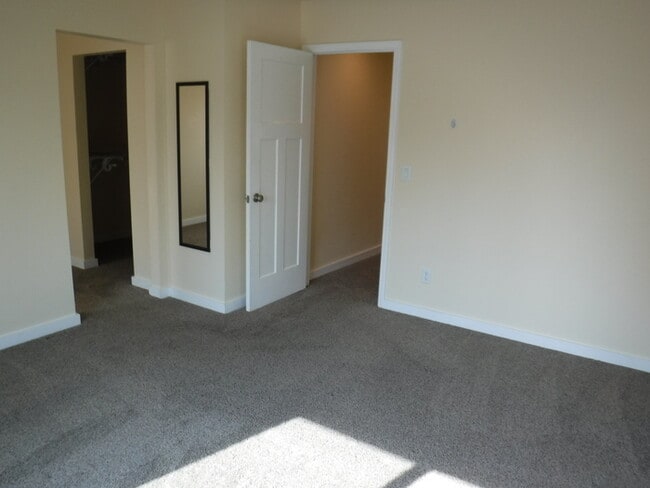 Building Photo - Newer side by side duplex