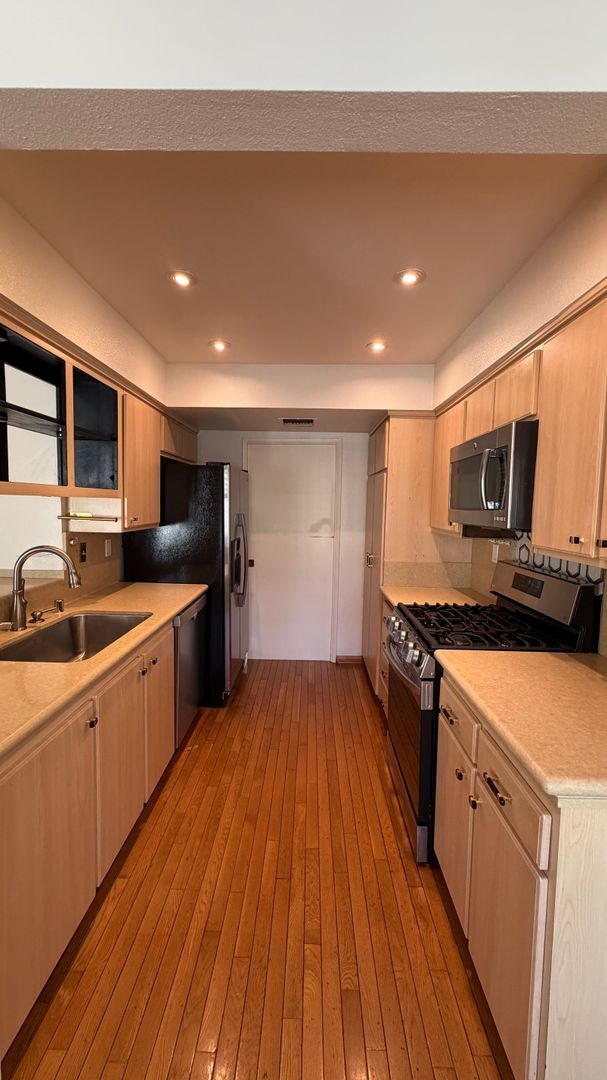 Building Photo - DESIRABLE TWO BEDROOM TWO BATH HOME IN STUDIO CITY