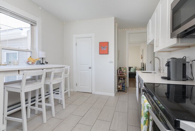 Building Photo - 420 E 6th St