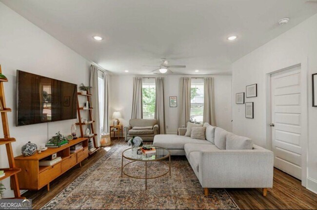 Building Photo - Modern Three Bedroom North Athens
