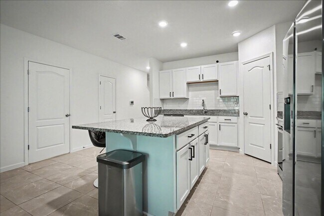 Building Photo - Refined Living at Its Finest | Renovated 3BR Townhome in Jacksonville