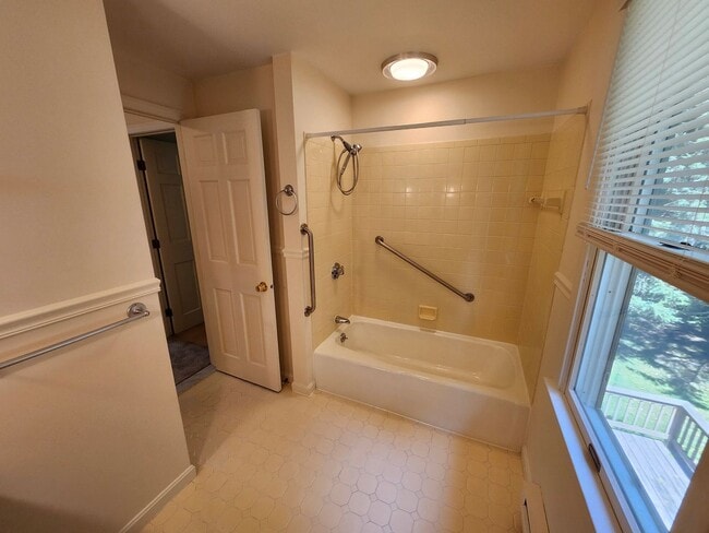 Building Photo - Newton Manor 3 Bedroom Townhome