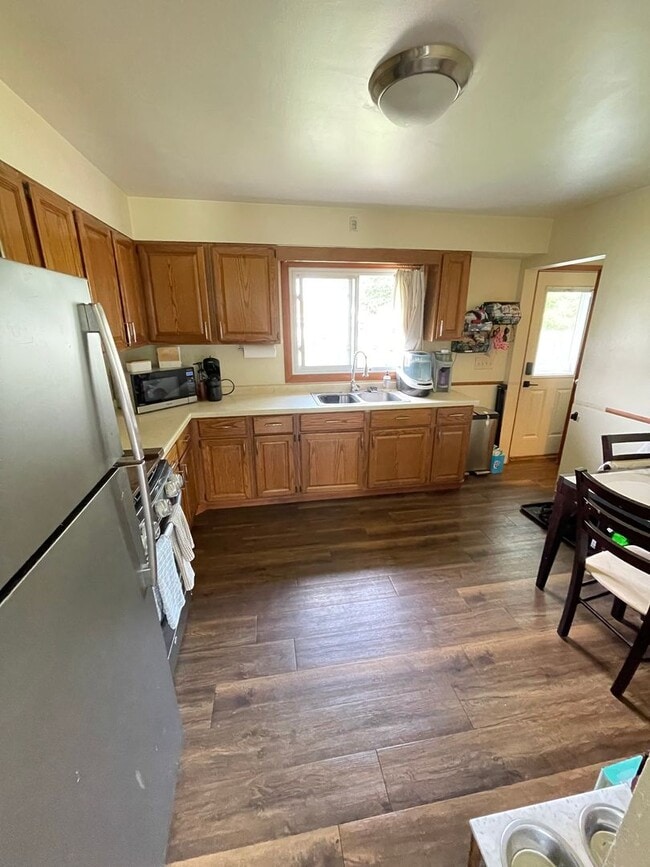 Building Photo - AVAILABLE AUGUST 15th! - 3 bed 2 bath home!