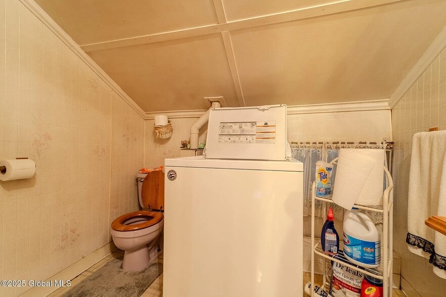 Floor 3, Full bath - 2 Front St