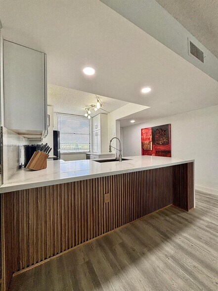 Building Photo - 1528 Whitehall Dr