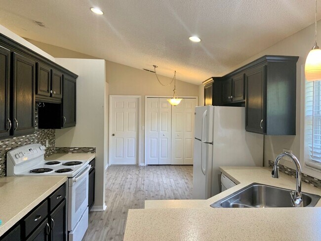 Building Photo - Longwood - 3 Bedroom, 2 Bathroom - $2,325.00