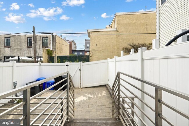 Building Photo - 1004 S 17th St