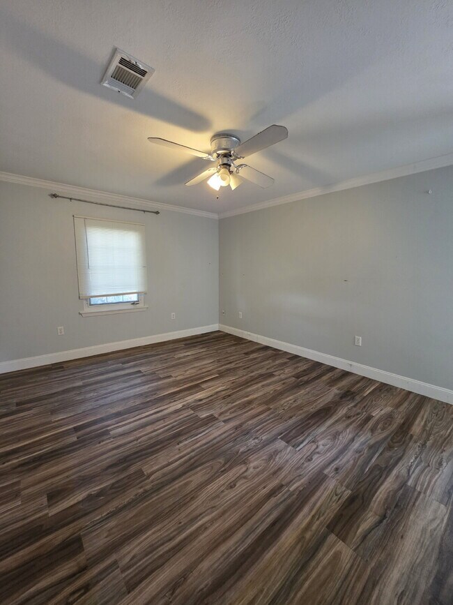 Building Photo - Darling home ready for you!