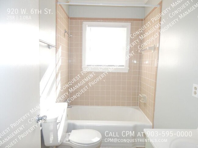 Building Photo - 920 W 6th St