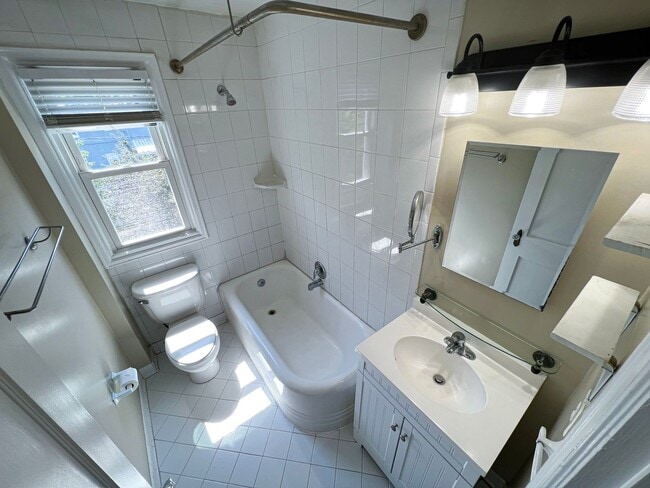 Building Photo - Charming 2 Bed 2 Bath Brick Townhome With A Fully Fenced Yard In Beautiful Foxcroft Heights