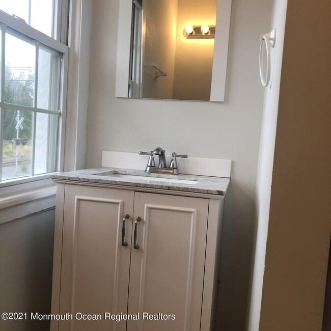 Building Photo - 497 Sycamore Ave