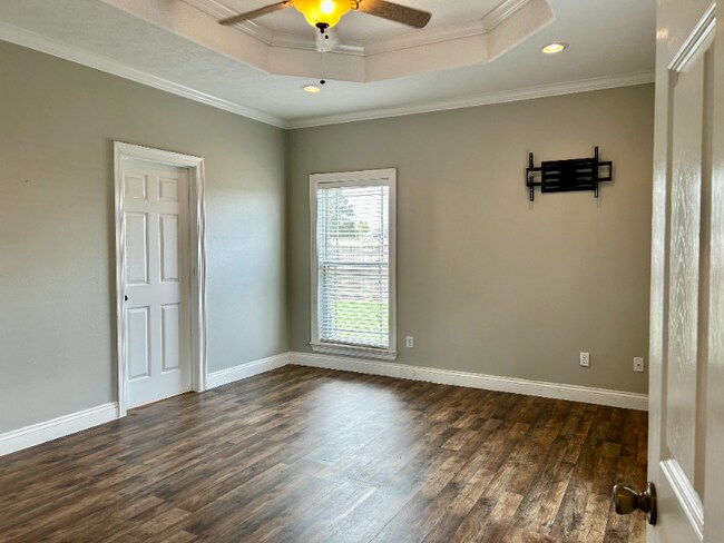 Building Photo - 346 Delia Dr