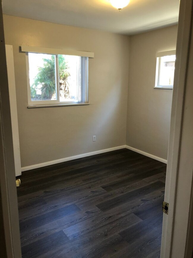 Building Photo - Available March 1st--3 bedroom 1 bath apartment walking distance to USD campus