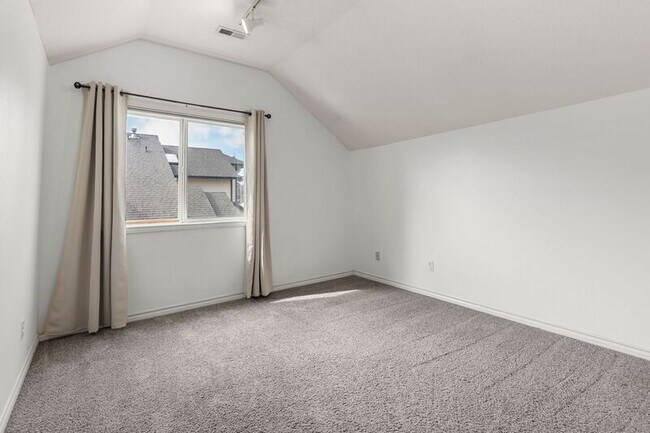 Building Photo - 700 SW 27th Way