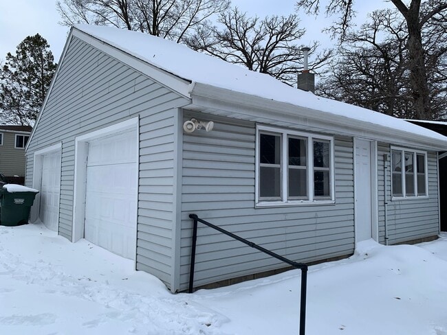 Building Photo - Charming Single Family Home