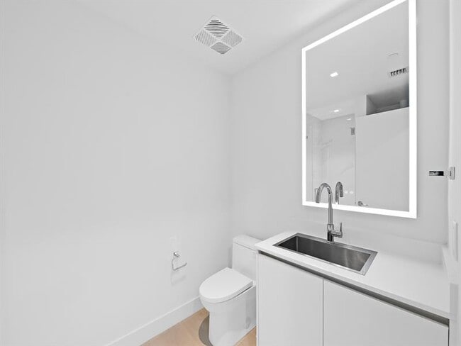 Building Photo - 700 NE 24th St