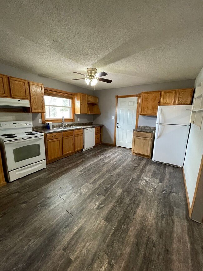 Building Photo - * 3-2-1 Rent Special! *  3 Bed, 1 Bath Home for rent. One level living!