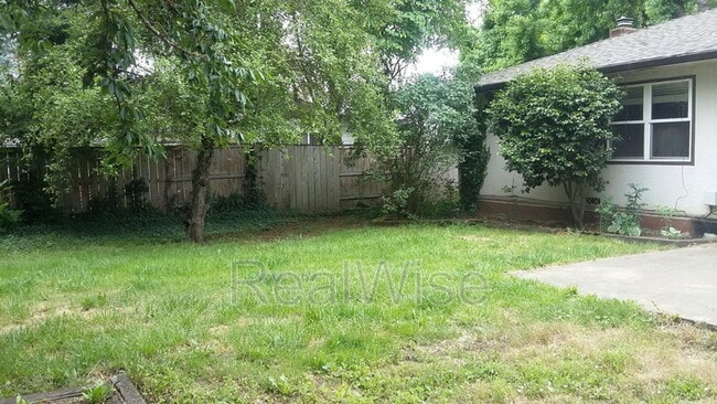 Building Photo - 443 NE Baker Dr