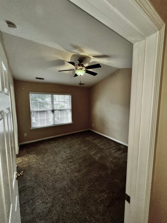 Building Photo - 3569 Draycott Ave