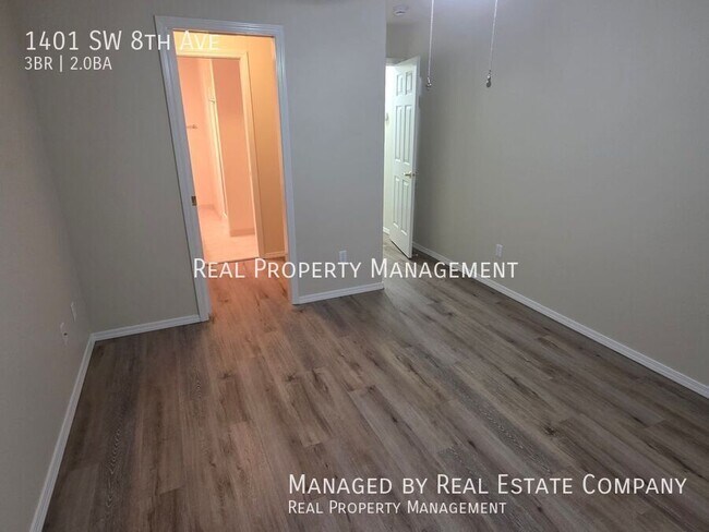 Building Photo - 1401 SW 8th Ave