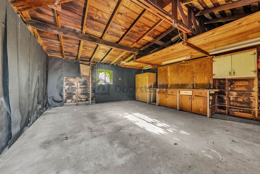 Building Photo - 2448 Pioneer Ave