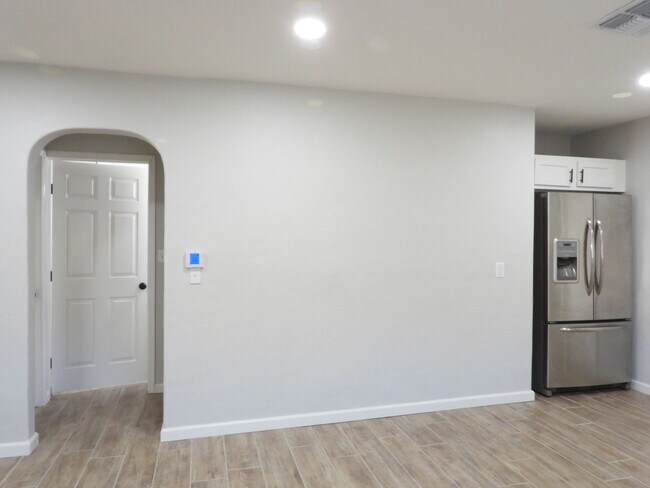 Building Photo - Close to Downtown 3 Bed 2 Bath with Fenced Backyard